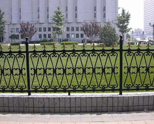 十堰鐵藝護(hù)欄有哪些優(yōu)缺點(diǎn)以及維護(hù)方式呢？